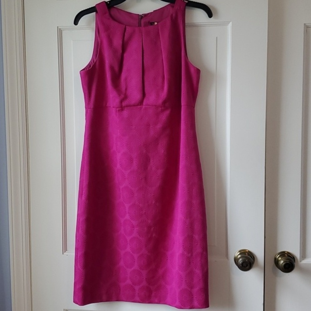 JUST TAYLOR FUCHSIA SLEEVELESS SHEATH DRESS EMBOSSED FLORAL 6 COCKTAIL PARTY